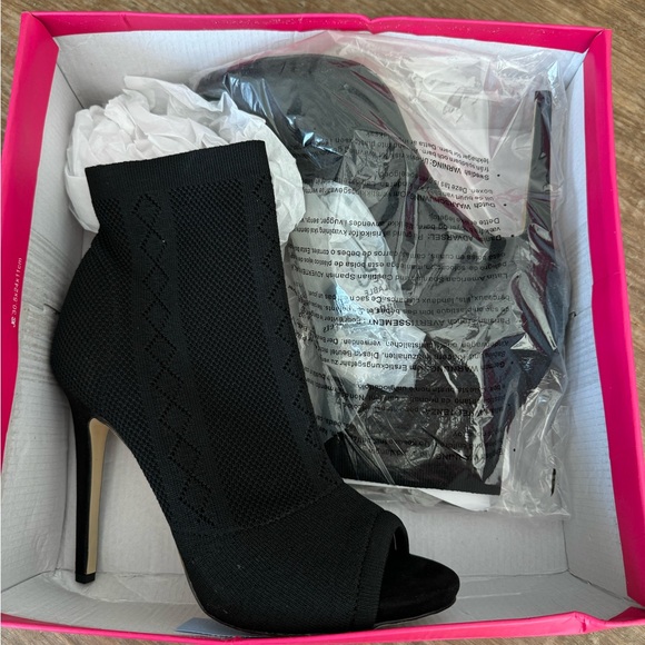 Black open toe heals - Picture 3 of 4